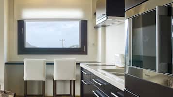 Executive Deluxe Suite with Hot Tub, Terrace & Sea View | Eigene Kochnische | Kühlschrank, Mikrowelle, Ofen, Wasserkocher mit Kaffee-/Teezubehör