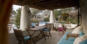 Sandima Stone House with Hot Tub, Fireplace, Garden & Pool View  | 露台/庭院