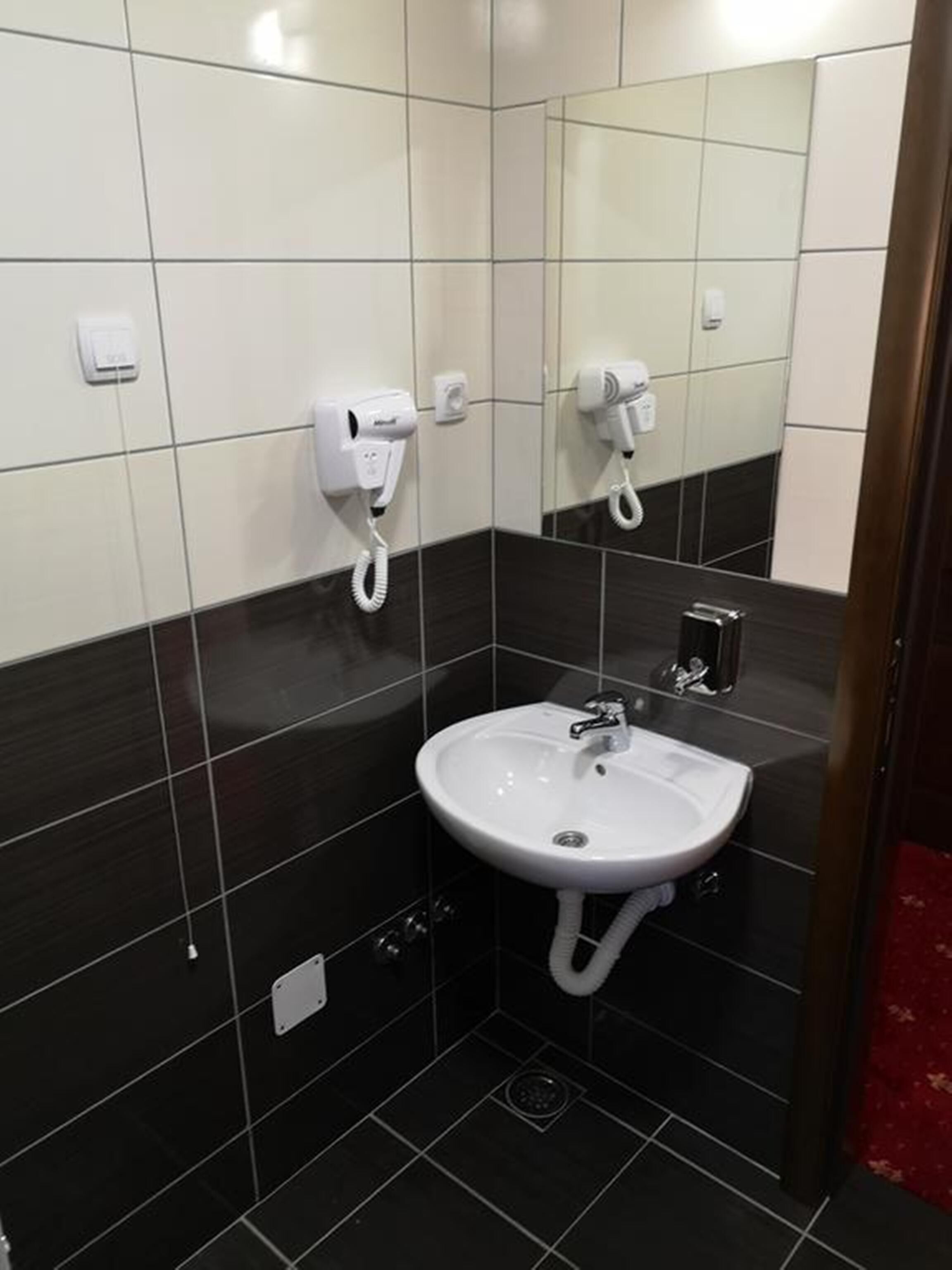 standard twin room | bathroom | shower, free toiletries, hair dryer, slippers