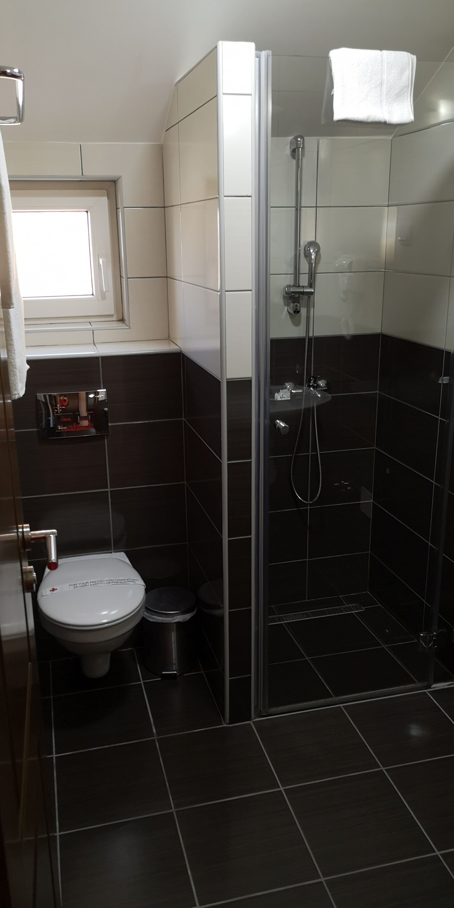 standard twin room | bathroom | shower, free toiletries, hair dryer, slippers
