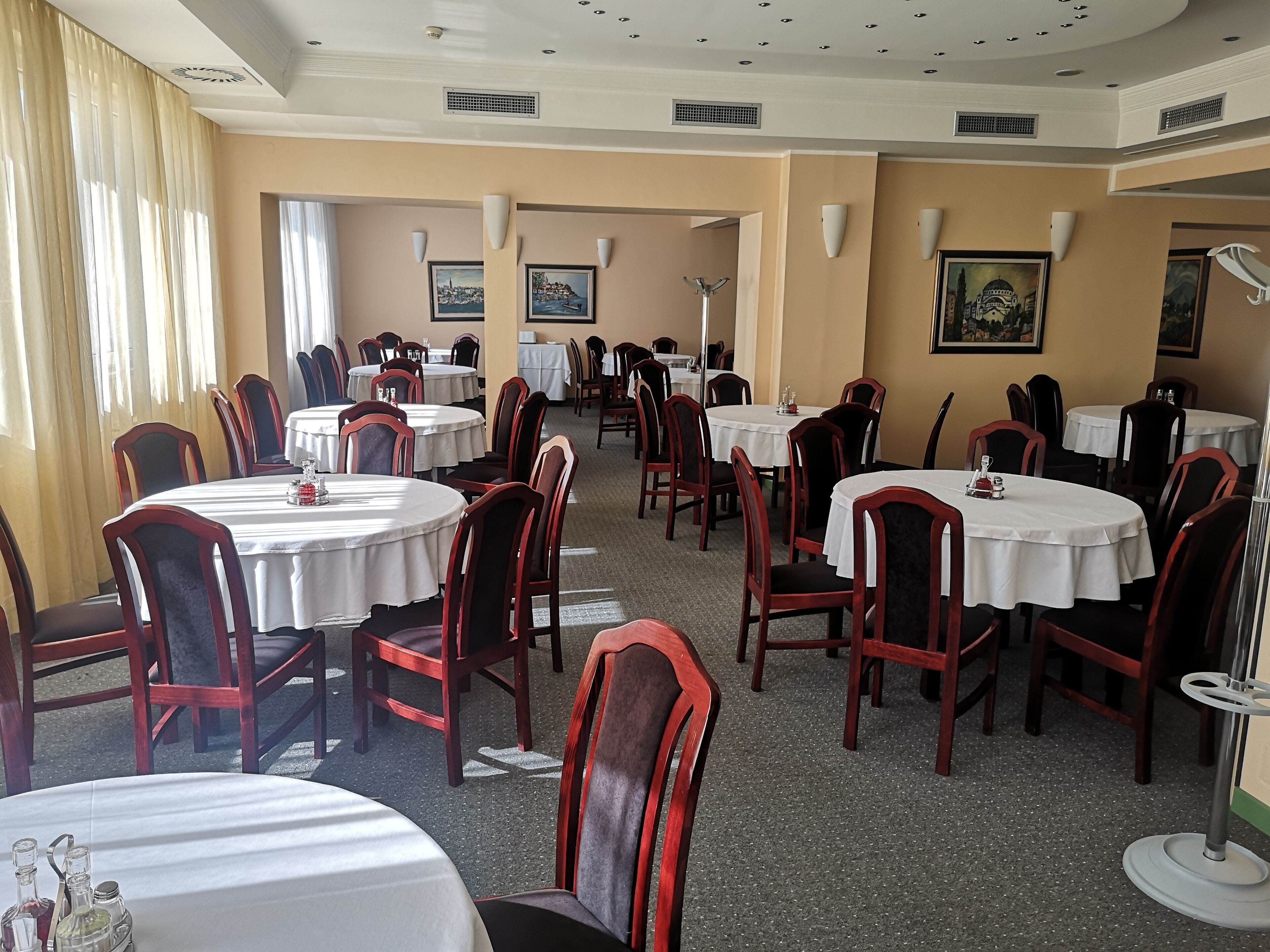 breakfast, lunch and dinner served