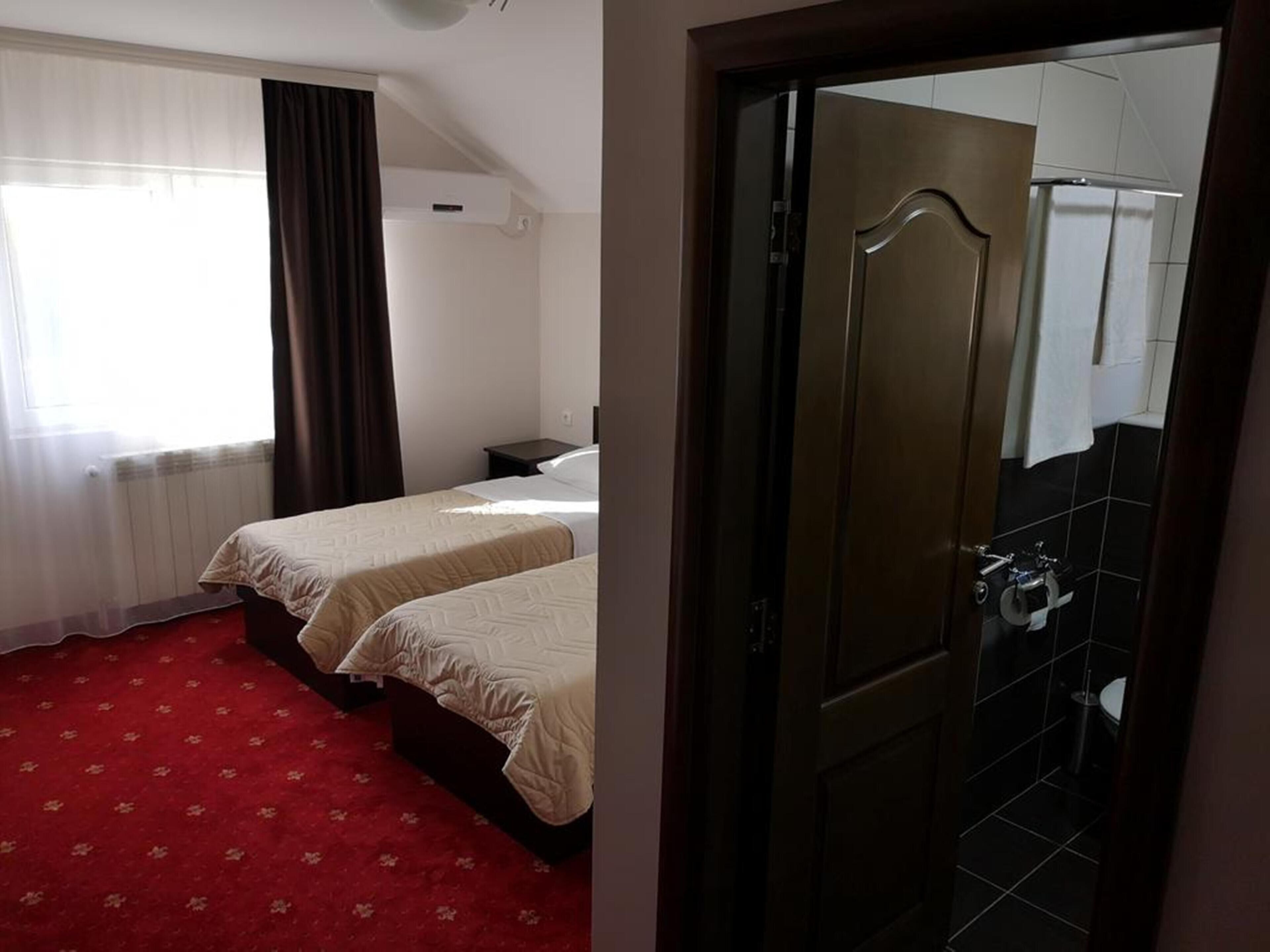 standard twin room | pillow-top beds, minibar, in-room safe, desk