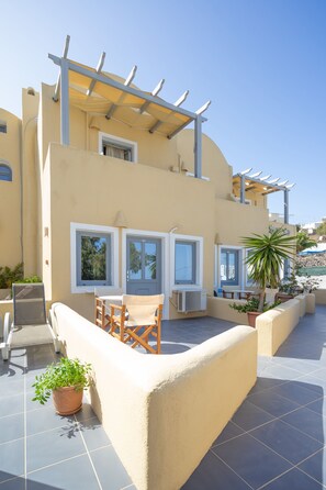 Front of property - Ersi Villas (Santorini)