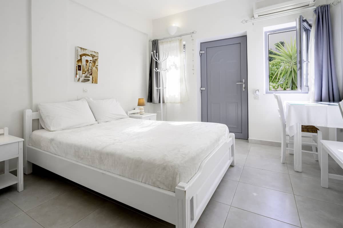 Standard Studio, 1 Double Bed, Non Smoking, Kitchenette | Premium bedding, in-room safe, blackout drapes, iron/ironing board