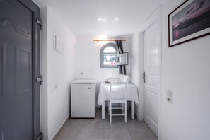 Premium bedding, in-room safe, blackout drapes, iron/ironing board - Ersi Villas (Santorini)