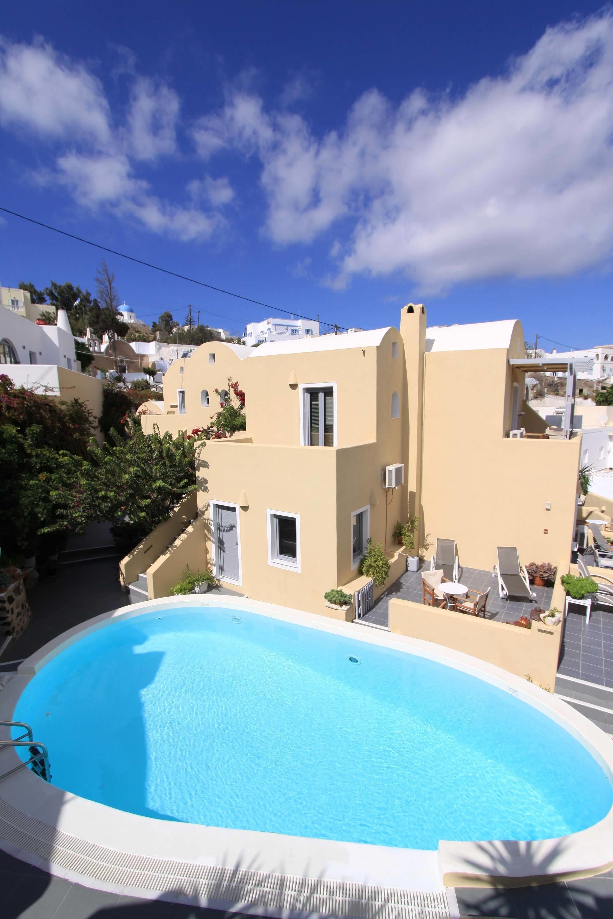 季節限定屋外プール、営業時間 10:00 ～ 21:00、サンラウンジャー