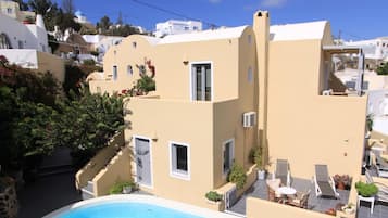 Una piscina al aire libre de temporada (de 10:00 a 21:00), sombrillas
