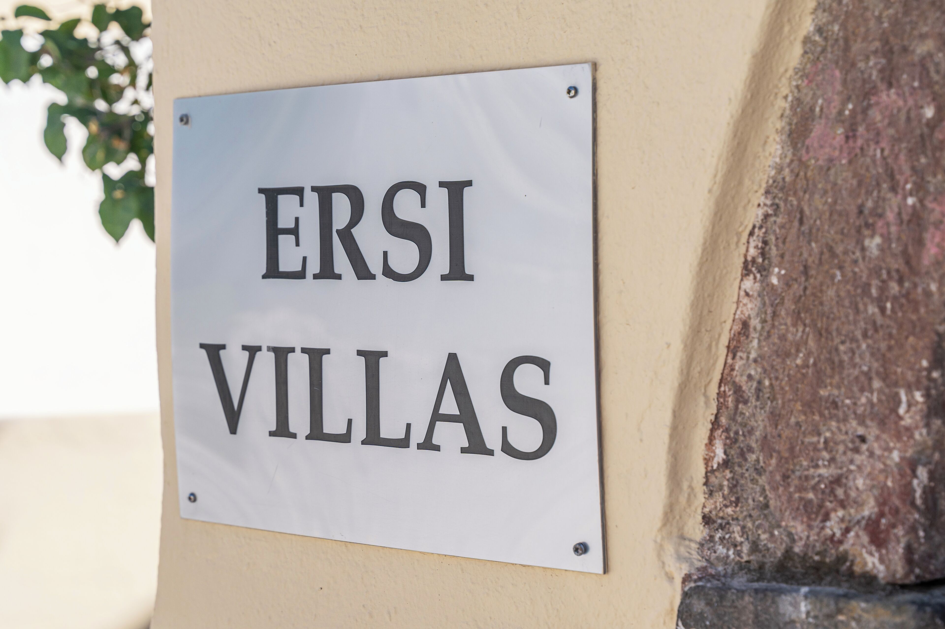 Une enseigne portant l’inscription « ERSI VILLAS » est fixée à un mur.