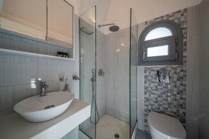 Shower, rainfall showerhead, hair dryer, towels - Ersi Villas (Santorini)