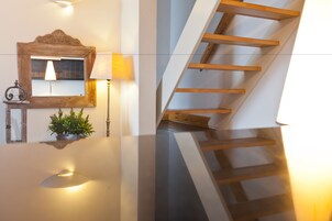 Una escalera moderna con escalones de madera y una pared blanca.