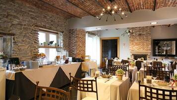 Colazione a buffet, servita tutte le mattine (10 EUR a persona)