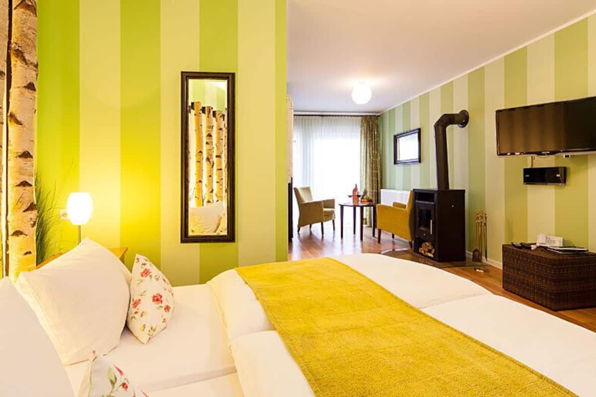 In-room safe, free WiFi, bed sheets