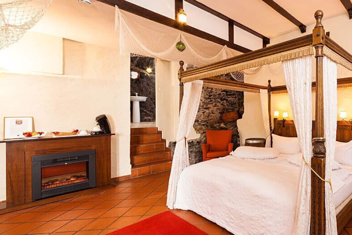 In-room safe, free WiFi, bed sheets