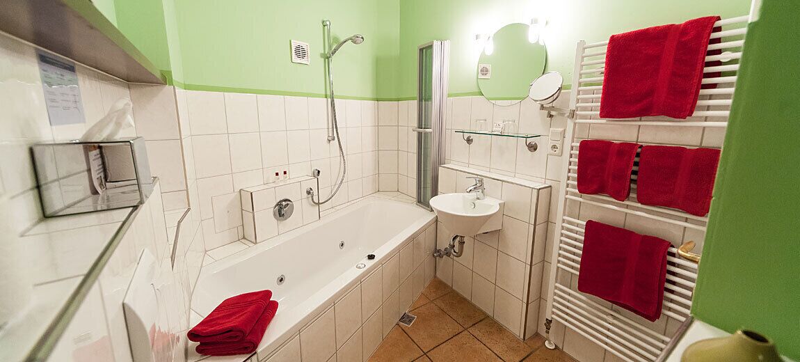 romantic room (träume der nacht) | bathroom | deep-soaking bathtub, hair dryer, towels