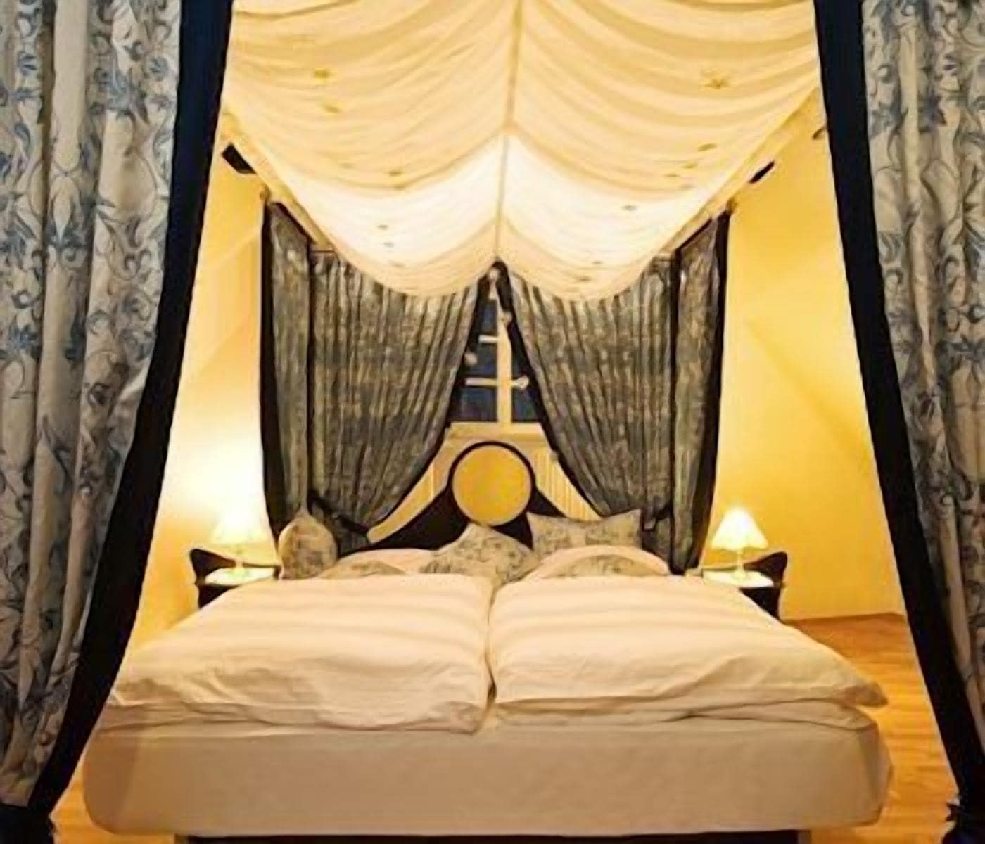 romantic room (sterntaler) | in-room safe, free wifi, bed sheets