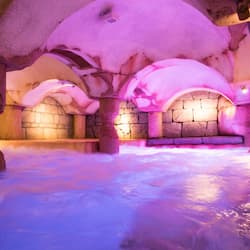 Una piscina al aire libre, sombrillas, sillones reclinables de piscina