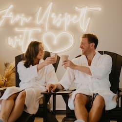 Salas de tratamiento para parejas, un sauna, una bañera de hidromasaje