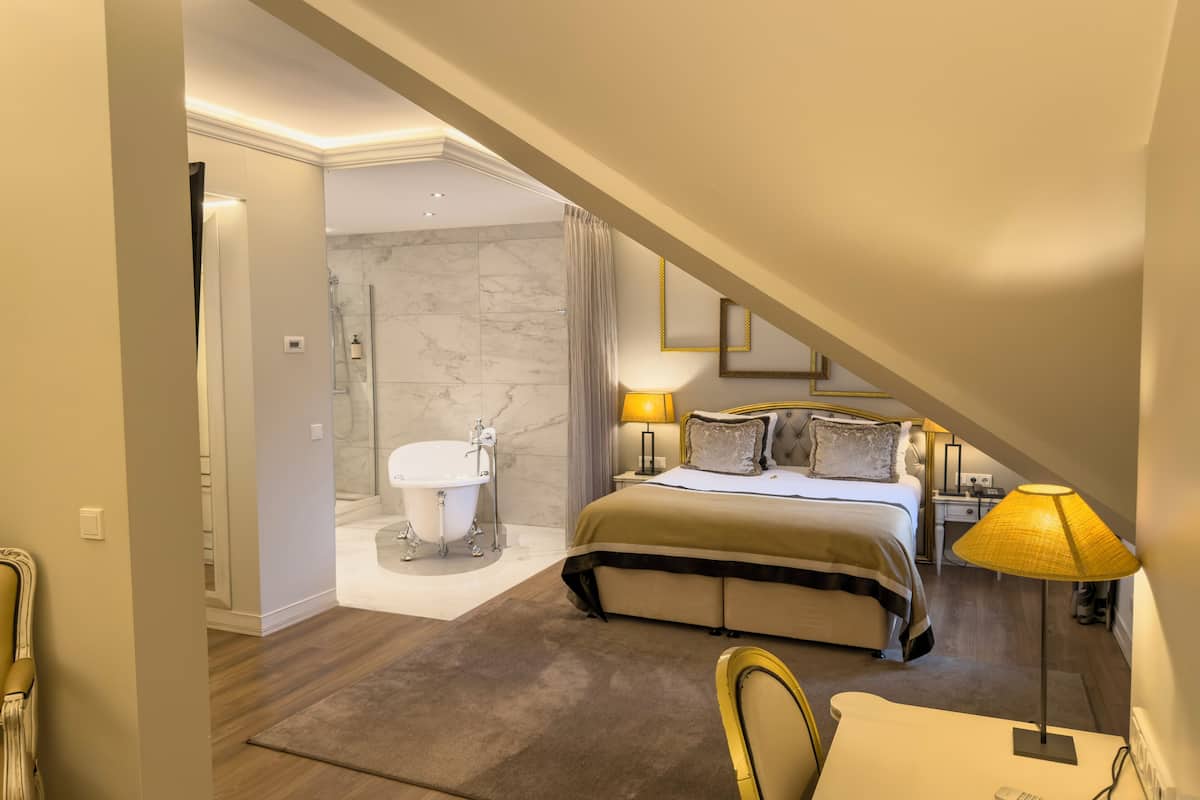 executive suite, 1 bedroom | 1 bedroom, premium bedding, minibar, in-room safe