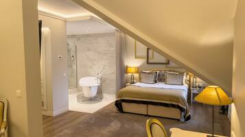 Executive suite, 1 slaapkamer | Luxe beddengoed, een minibar, een kluis op de kamer, een bureau
