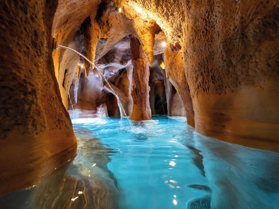 Una piscina al aire libre (de 08:00 a 20:00), sombrillas, tumbonas