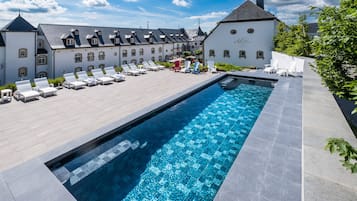 Piscine extérieure, parasols de plage, chaises longues
