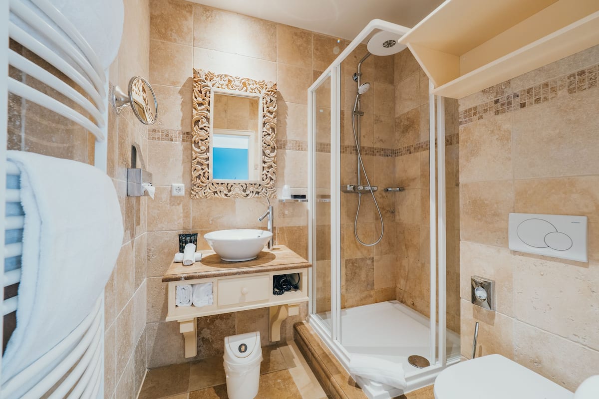 double room (castle) | bathroom | free toiletries, hair dryer, towels