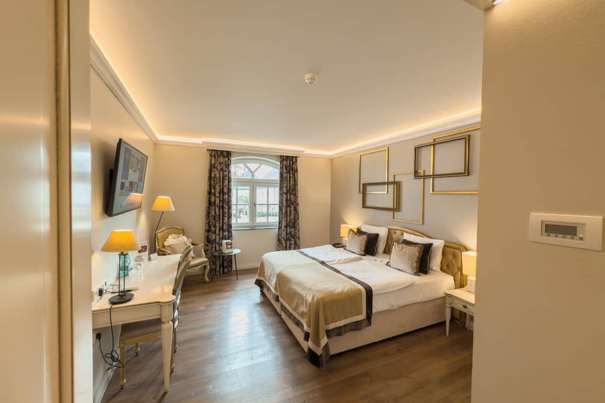 superior room | 1 bedroom, premium bedding, minibar, in-room safe