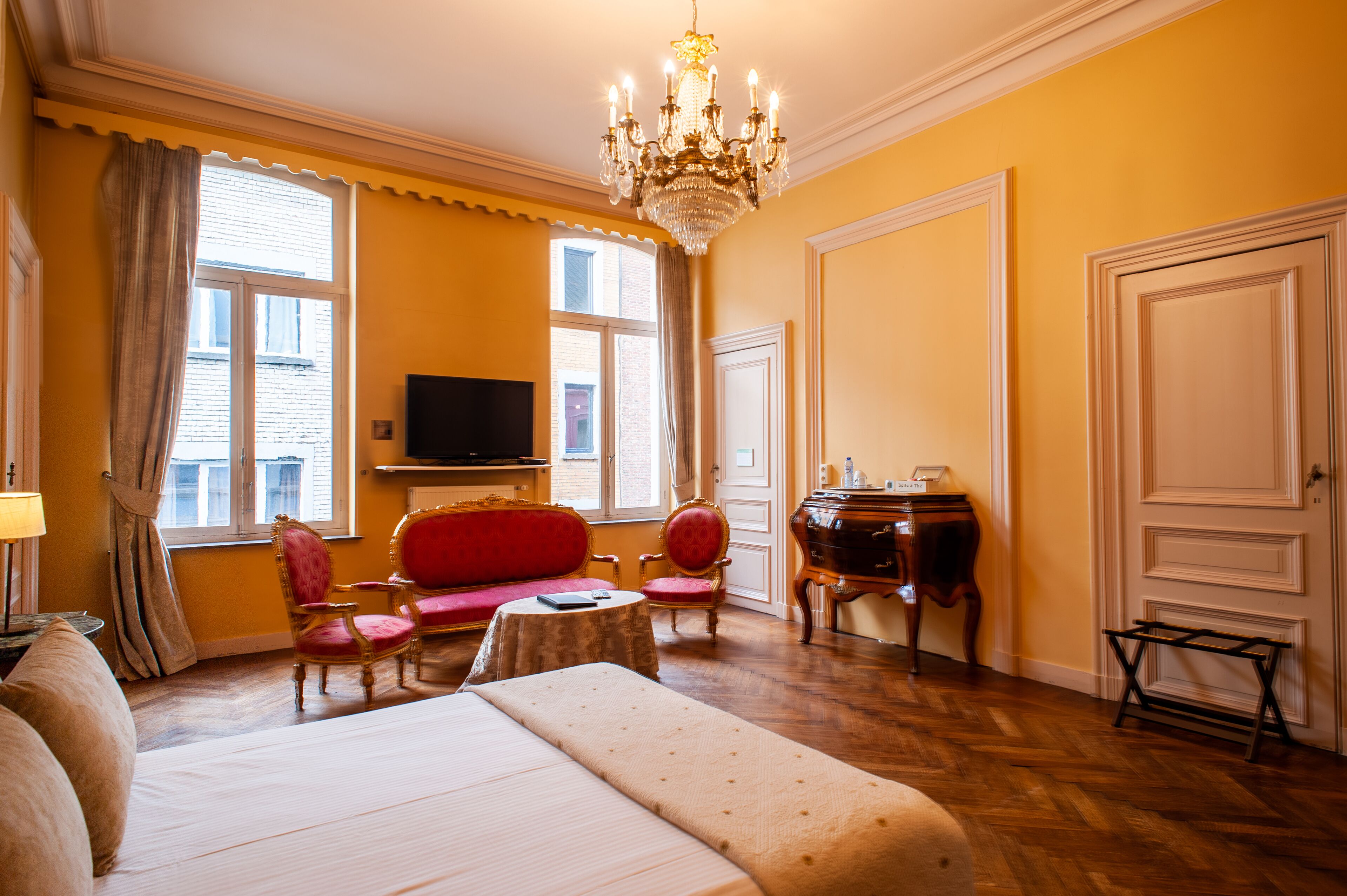 superior double room | living area | tv