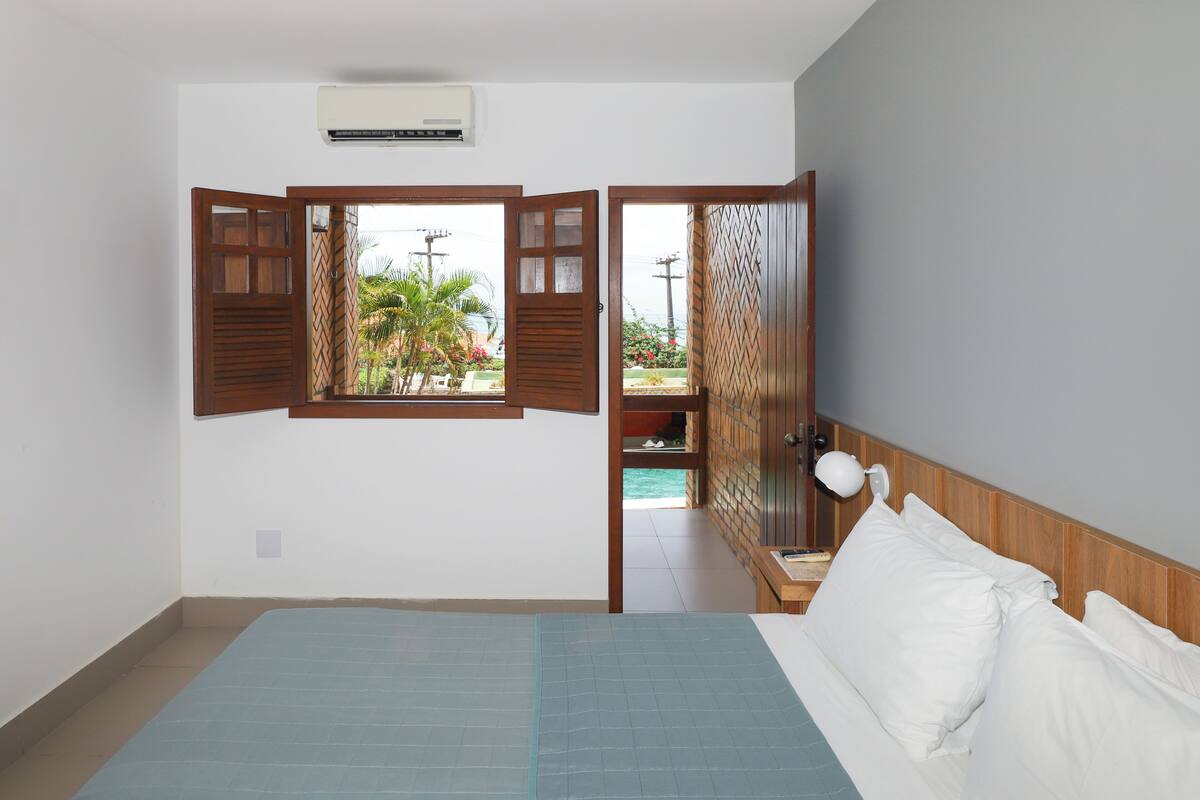 Quarto casal, sacada, vista para a piscina | Frigobar, Wi-Fi de cortesia, roupa de cama