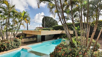 Bar en milieu de piscine