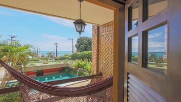 Quarto casal, sacada, vista para a piscina | Frigobar, Wi-Fi de cortesia, roupa de cama