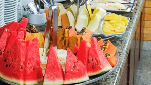 Un bufé con diversos alimentos y bebidas.