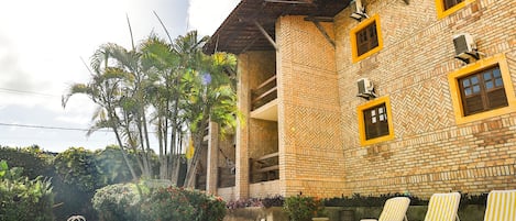 Udendørs pool, åben fra kl. 08.00 til kl. 22.00, parasoller, liggestole