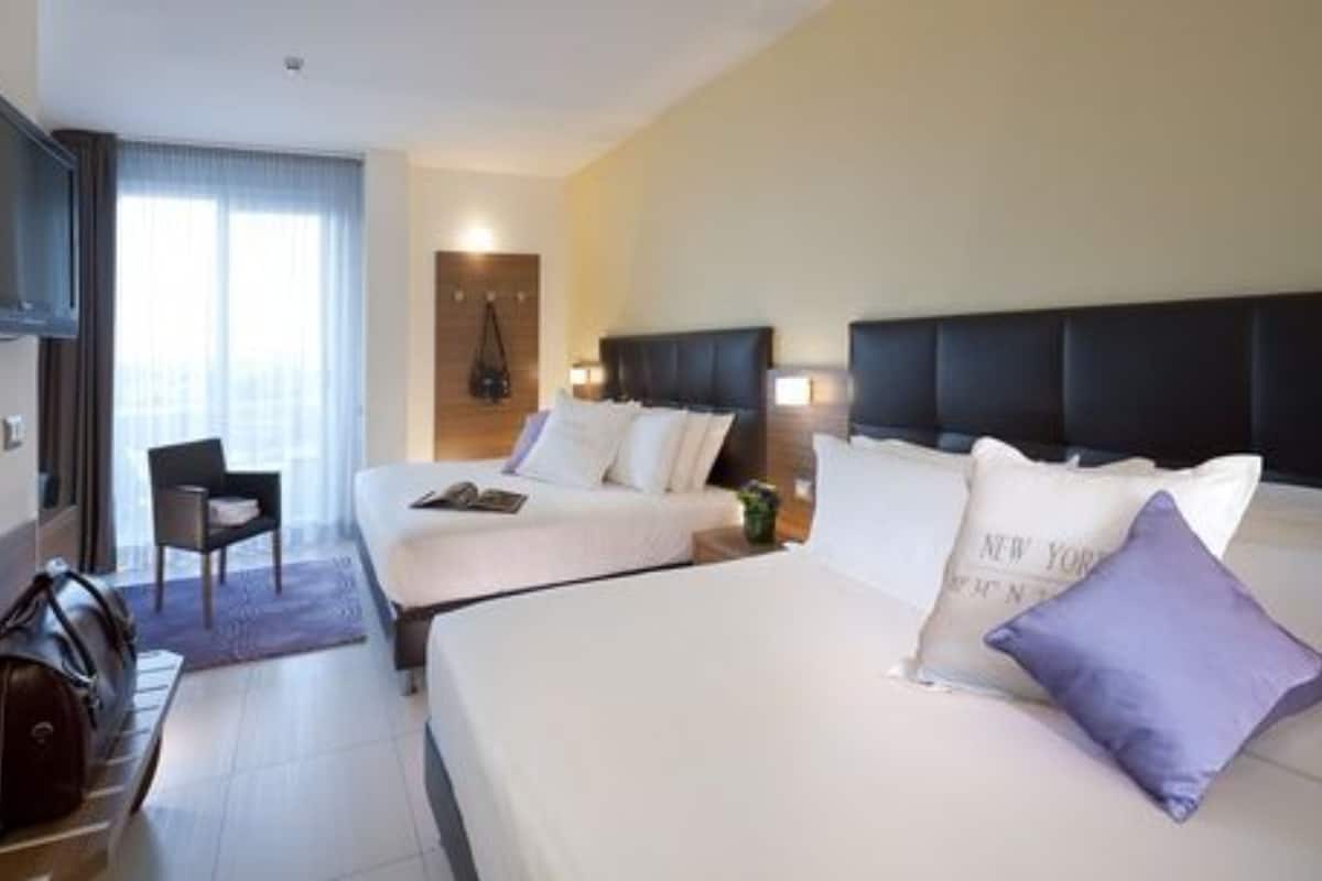 Peralatan tempat tidur premium, bar mini, peti besi dalam bilik, meja