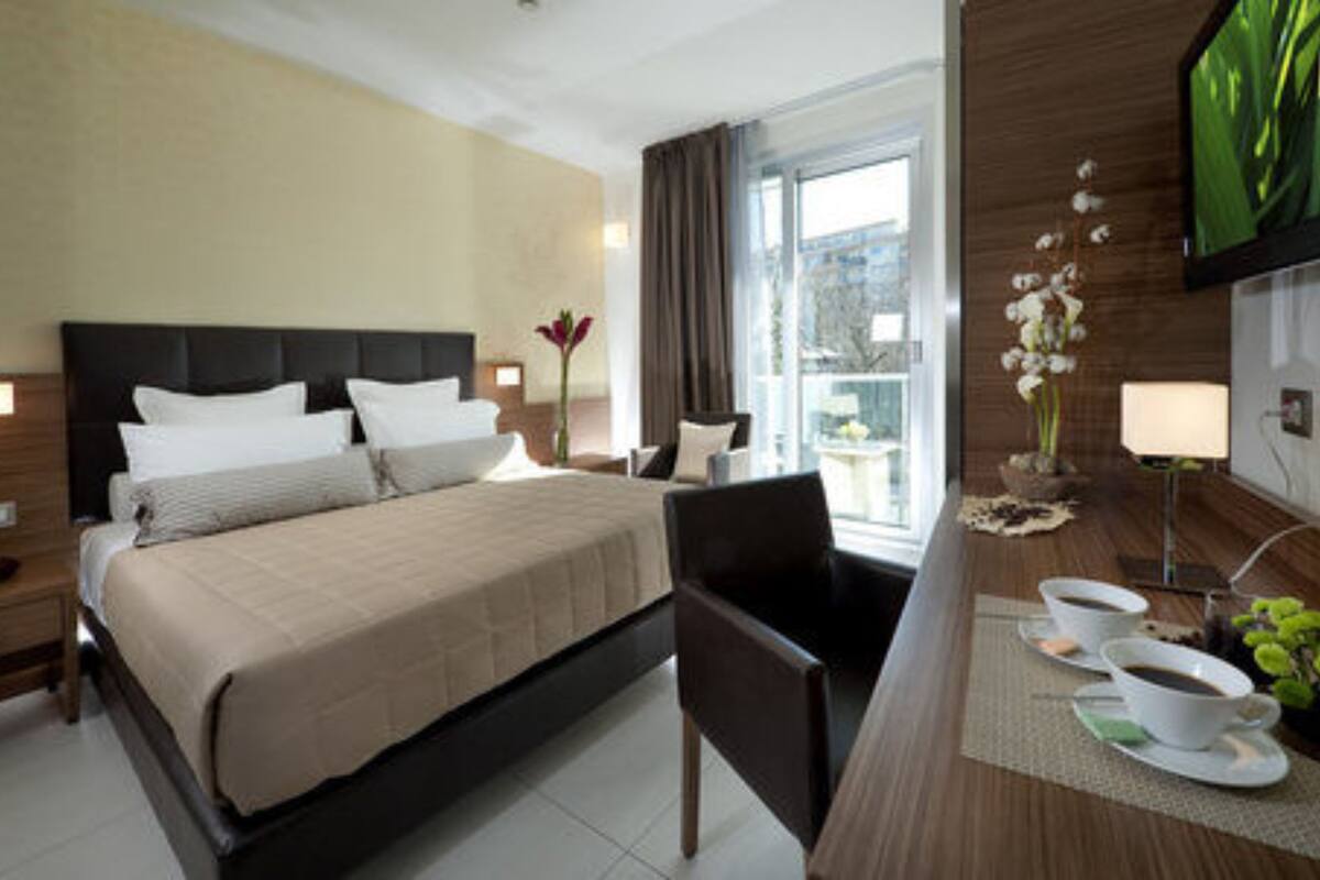 deluxe double room | premium bedding, minibar, in-room safe, desk