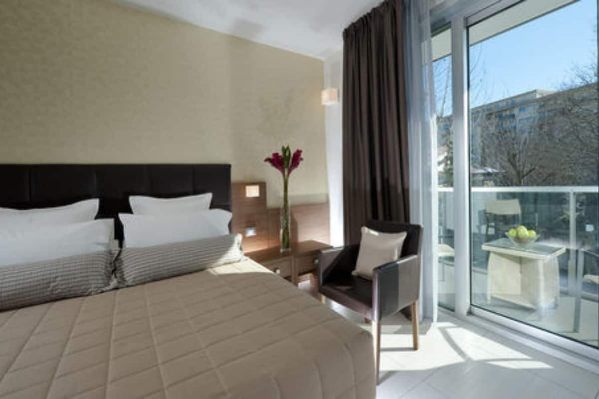 deluxe double room | premium bedding, minibar, in-room safe, desk