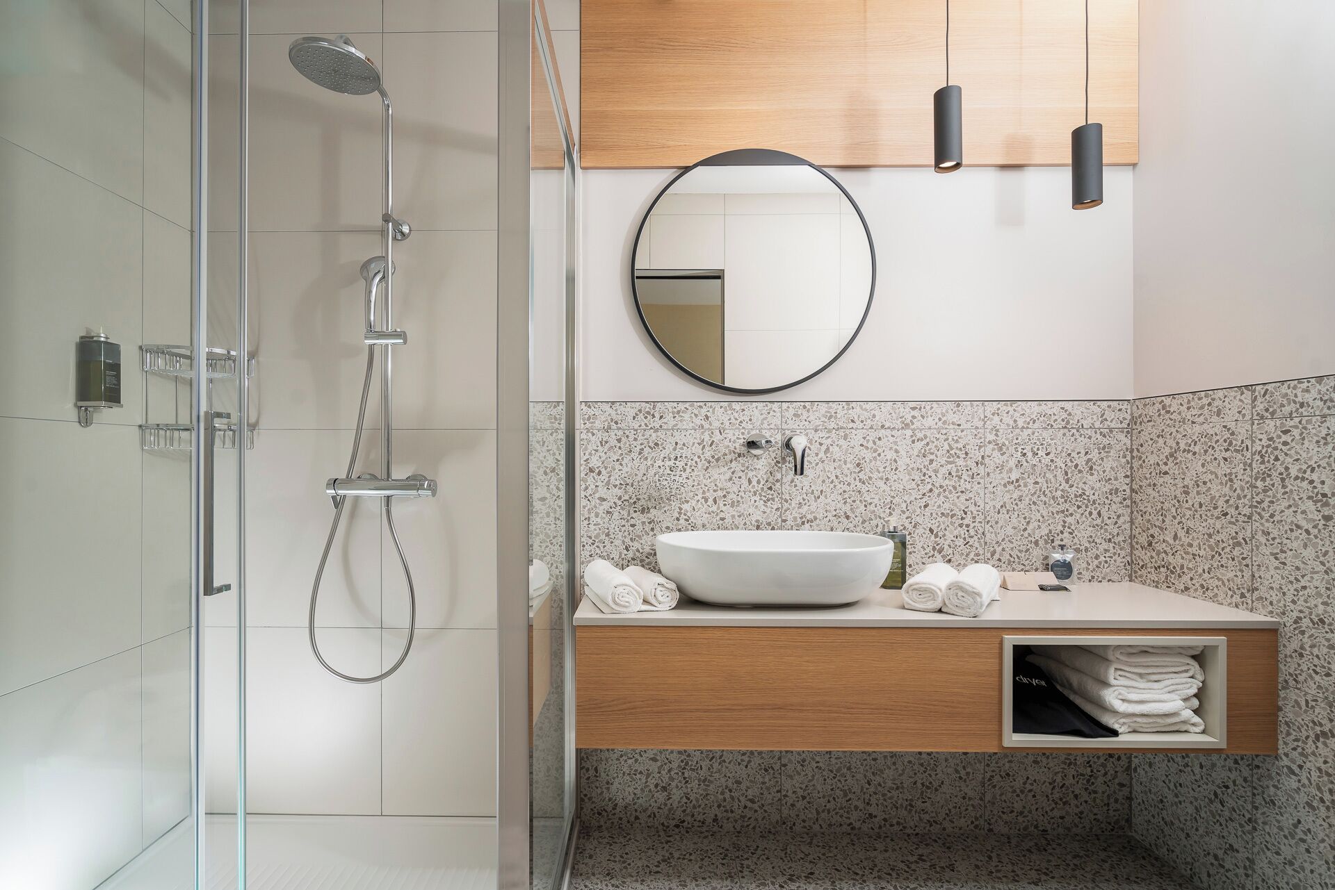 Luxe beddengoed, een minibar, een kluis op de kamer, een bureau