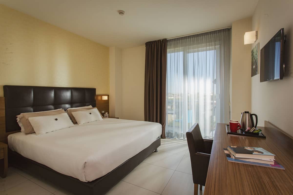 Peralatan tempat tidur premium, bar mini, peti besi dalam bilik, meja
