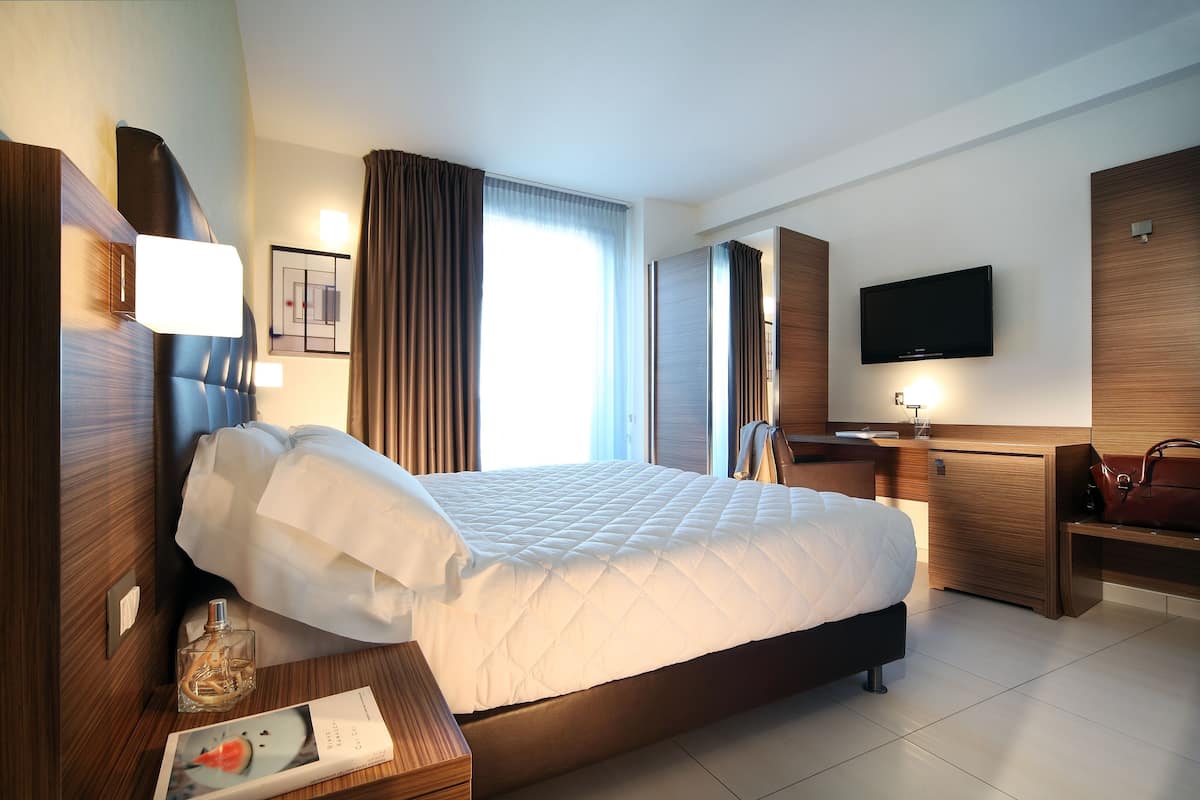 Deluxe Double Room | Peralatan tempat tidur premium, bar mini, peti besi dalam bilik, meja