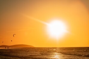 海灘、白沙、橡皮艇、摩托艇