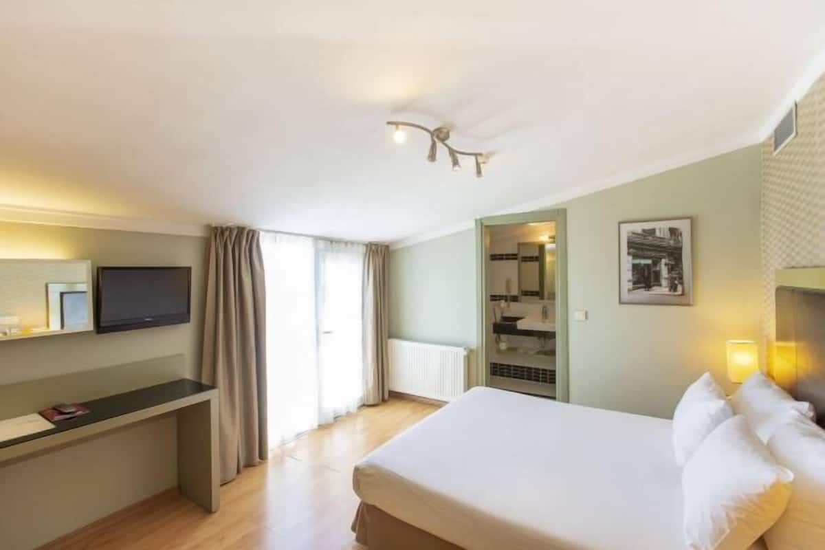 Minibar (some free items), in-room safe, desk, blackout drapes
