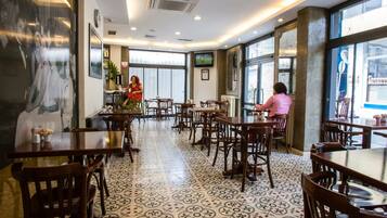 Sudah termasuk sarapan masakan setempat setiap hari