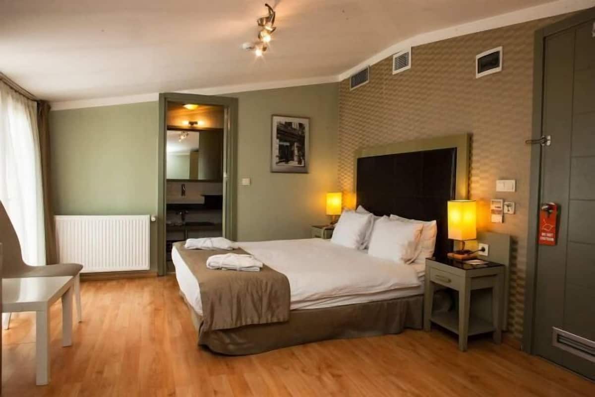 Minibar (some free items), in-room safe, desk, blackout drapes