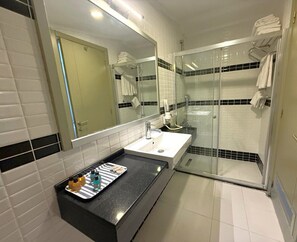 Shower, free toiletries, hair dryer, bathrobes - Hotellino (Istanbul)
