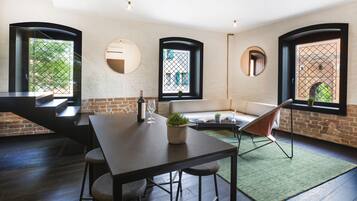 Deluxe suite | Woonruimte | Een 40-inch ledtelevisie met digitale zenders en een televisie