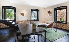 华丽套房 | 起居区 | 40-英寸LED 电视 （配备数码频道）、电视