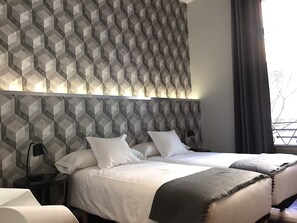 Deluxe Twin Room, 2 Twin Beds, Ensuite | Free WiFi - Hip Karma Hostel (Barcelona)