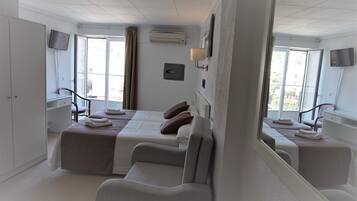 Standaard vierpersoonskamer | Pillowtop-bedden, een kluis op de kamer, een bureau, gratis wifi