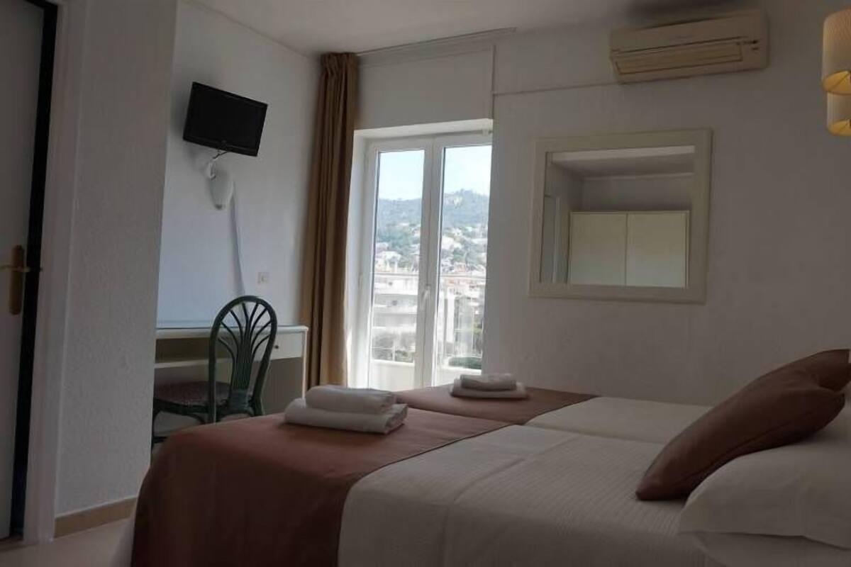 Pillowtop beds, in-room safe, desk, WiFi (free)