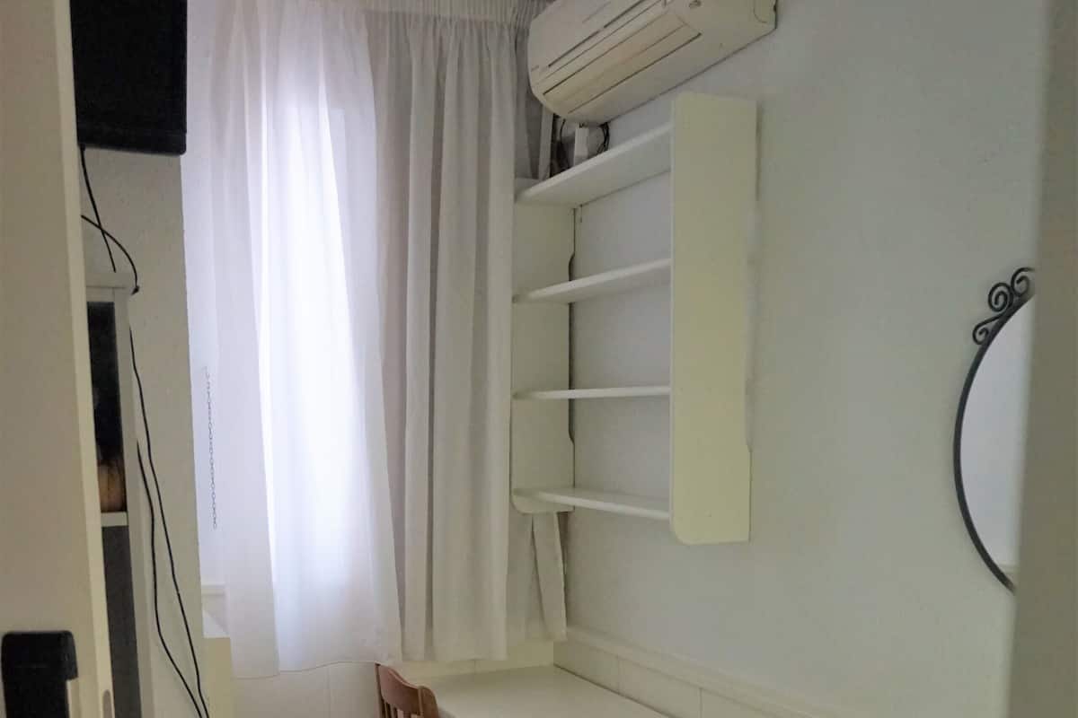 Chambre Simple Économique (Interior with window)